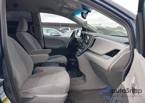 2017 Toyota Sienna Le 7 Passenger z USA, uszkodzony, nr VIN 5TDJZ3DC6HS153538